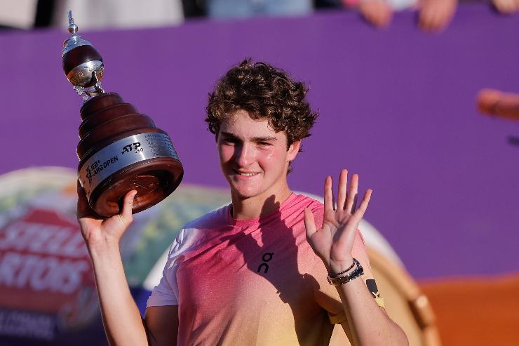Joao Fonseca con il trofeo vinto all'Atp di Buenos Aires