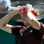 Sascha Zverev con le mani sulla testa dopo un errore