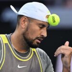 Nick Kyrgios si lancia la pallina sulla fronte in segno di disappunto