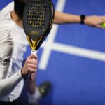 Giocatore di padel mentre è in procinto di servire