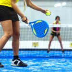 Giocatrici di padel si sfidano in un match