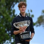 Jannik Sinner con il trofeo vinto a Melbourne