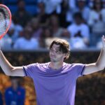 Taylor Fritz saluta il pubblico con le braccia alzate