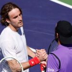 Tsitsipas e Berrettini si stringono la mano a fine partita