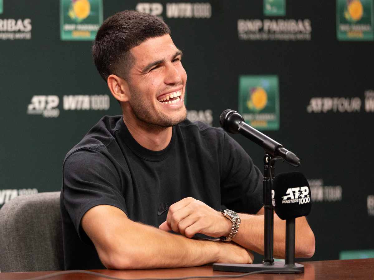 Carlos Alcaraz sorridente in conferenza stampa