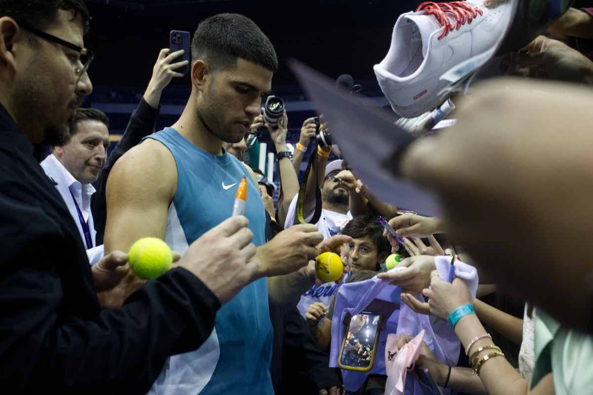 Carlos Alcaraz firma autografi a Indian Wells 