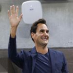 Roger Federer saluta il pubblico