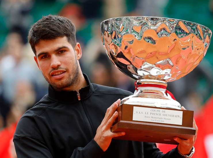 Il tennista spagnolo Carlos Alcaraz esulta con la coppa del Masters di Monte Carlo