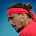 Alexander Zverev in primo piano, di profilo e con la bandana di colore rosso