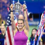 Aryna Sabalenka alza al cielo il trofeo a Miami