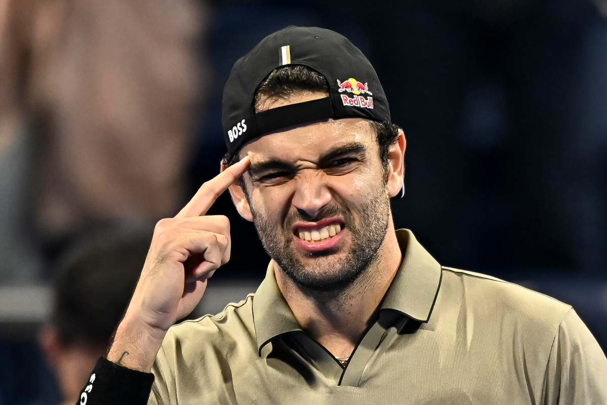 Matto Berrettini indica la testa con un dito