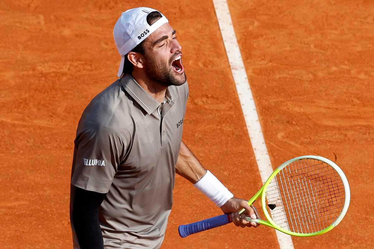 Matteo Berrettini esulta per la vittoria con Zverev