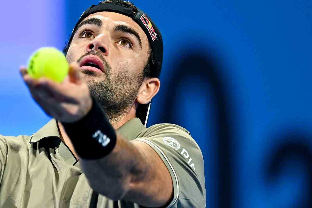 Matteo Berrettini si prepara a servire durante un match