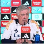 Carlo Ancelotti alza il sopracciglio in conferenza stampa