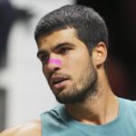 Carlos Alcaraz perplesso in campo
