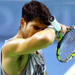 Carlos Alcaraz affaticato durante un match