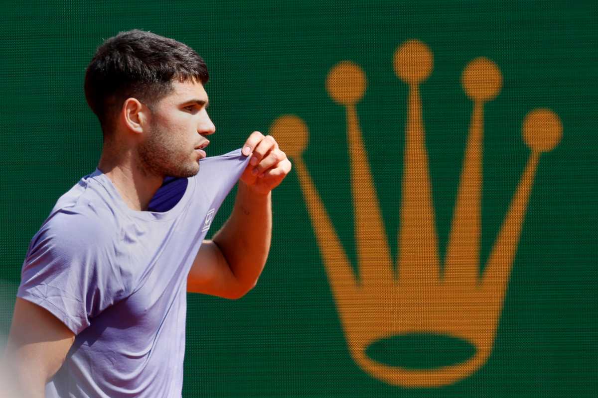 Carlos Alcaraz si aggiusta la maglietta in campo a Montecarlo