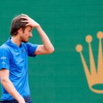 Daniil Medvedev si tocca la testa in campo a Montecarlo