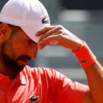 Novak Djokovic si tocca il berretto durante un match