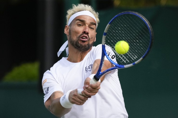 Fabio Fognini mentre respinge la pallino in rovescio a due mani