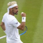 Fabio Fognini di profilo e mentre stringe il pugno dopo un punto vincente