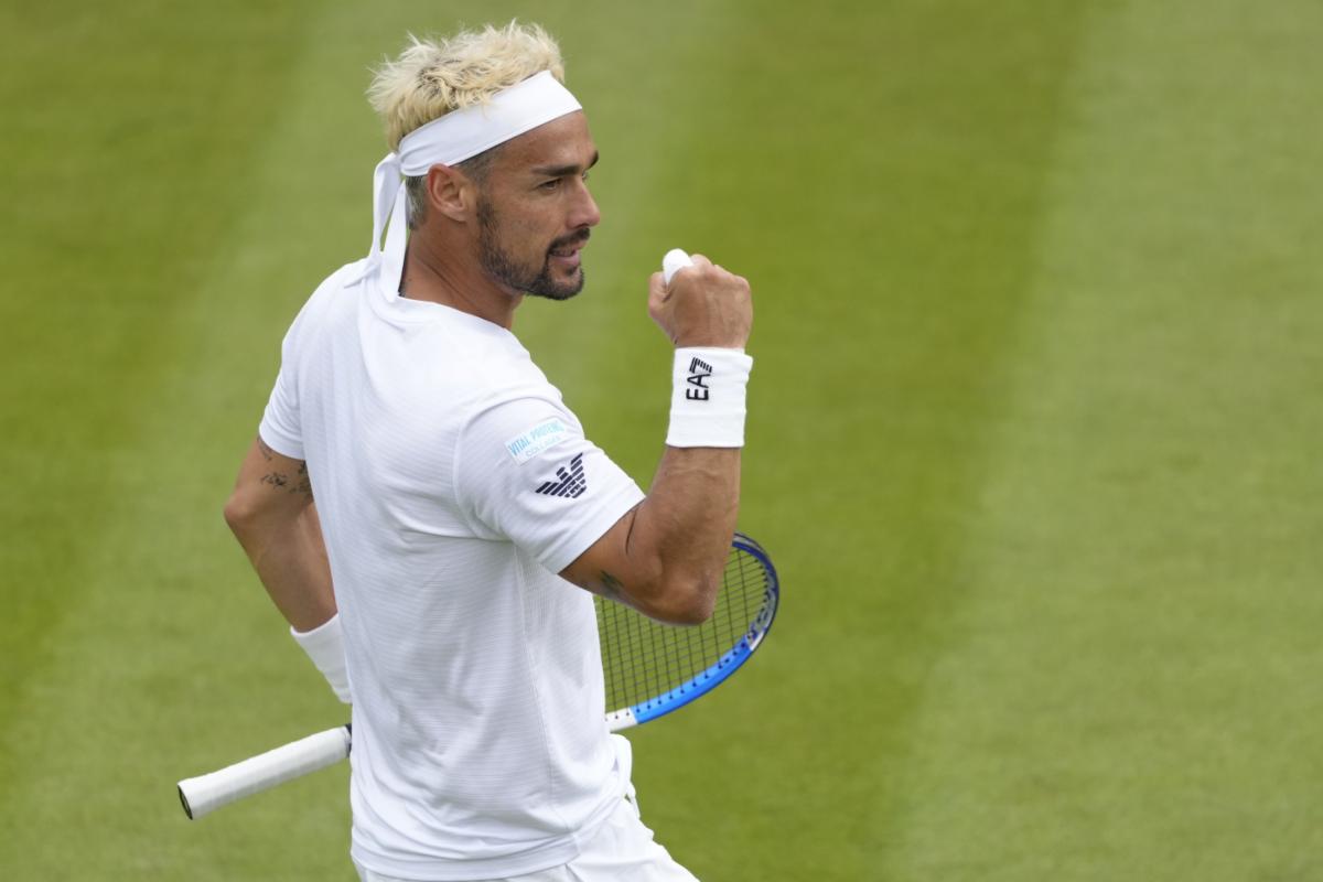 Fabio Fognini di profilo e mentre stringe il pugno dopo un punto vincente