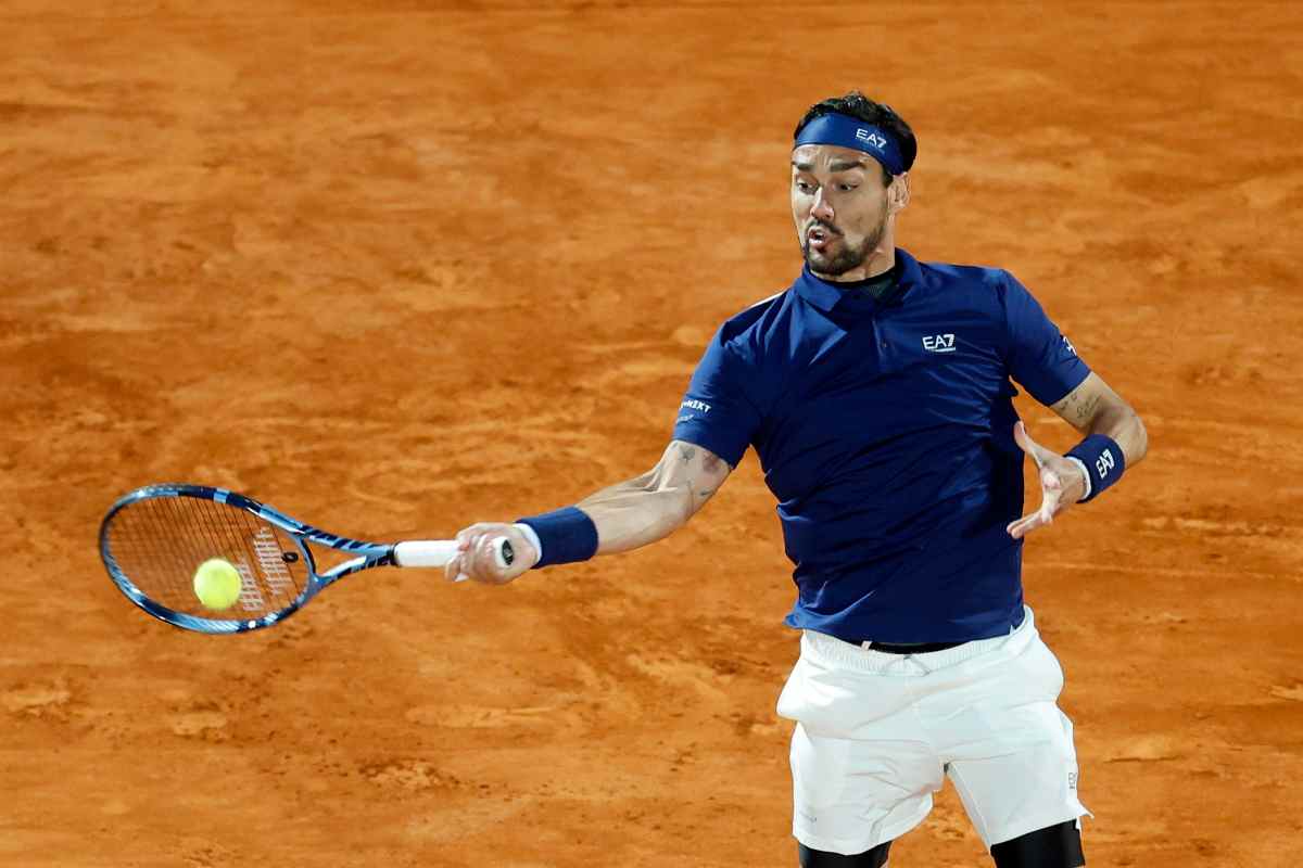 Fognini colpisce col dritto sulla terra rossa di Montecarlo