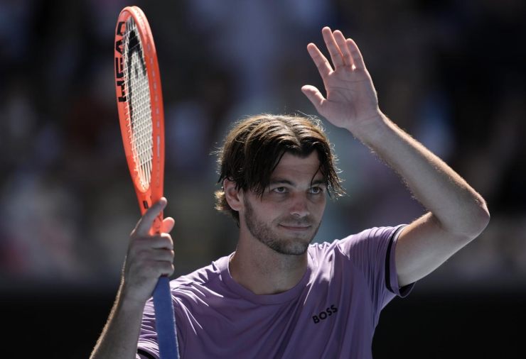 Taylor Fritz saluta il pubblico a Melbourne