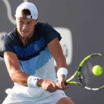 Il tennista danese Holger Rune durante un match