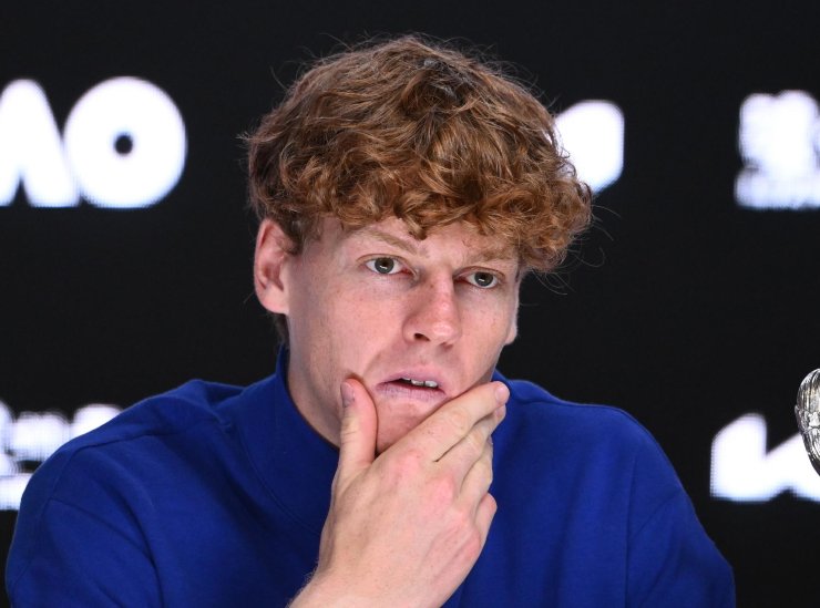 Jannik Sinner perplesso in conferenza stampa