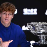 Sinner a Melbourne con il trofeo