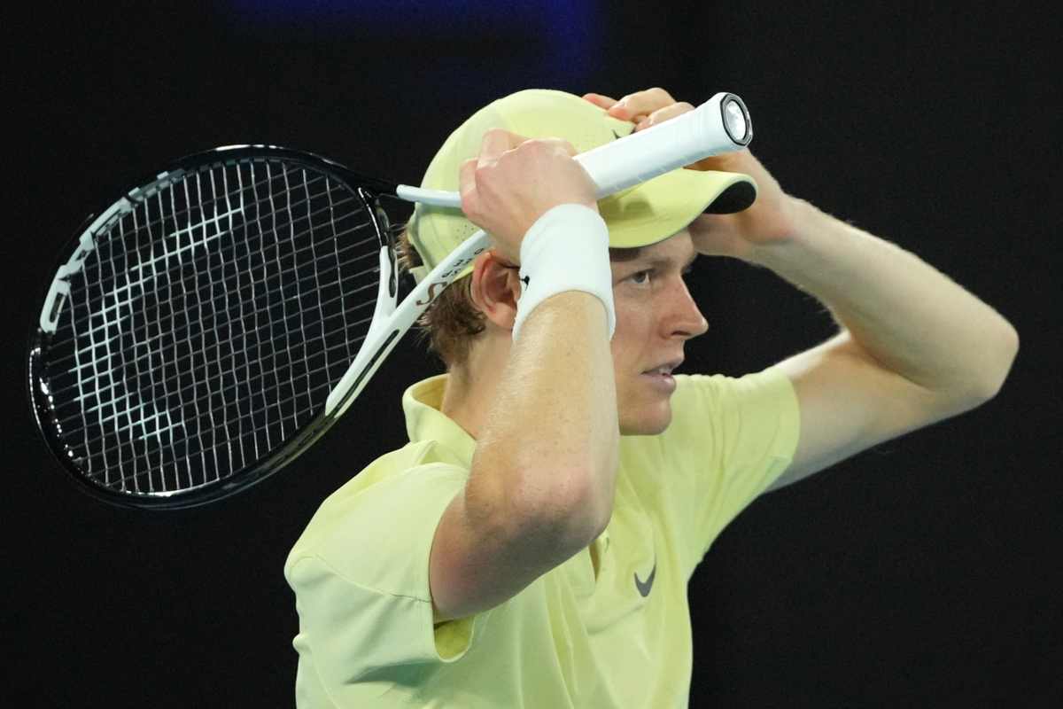 Jannik Sinner con le mani in testa