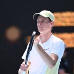 Jannik Sinner applaude con la racchetta