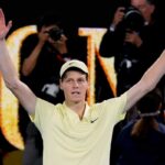 Jannik Sinner a braccia alzate in segno di esultanza