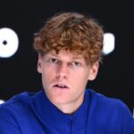 Jannik Sinner perplesso in conferenza stampa