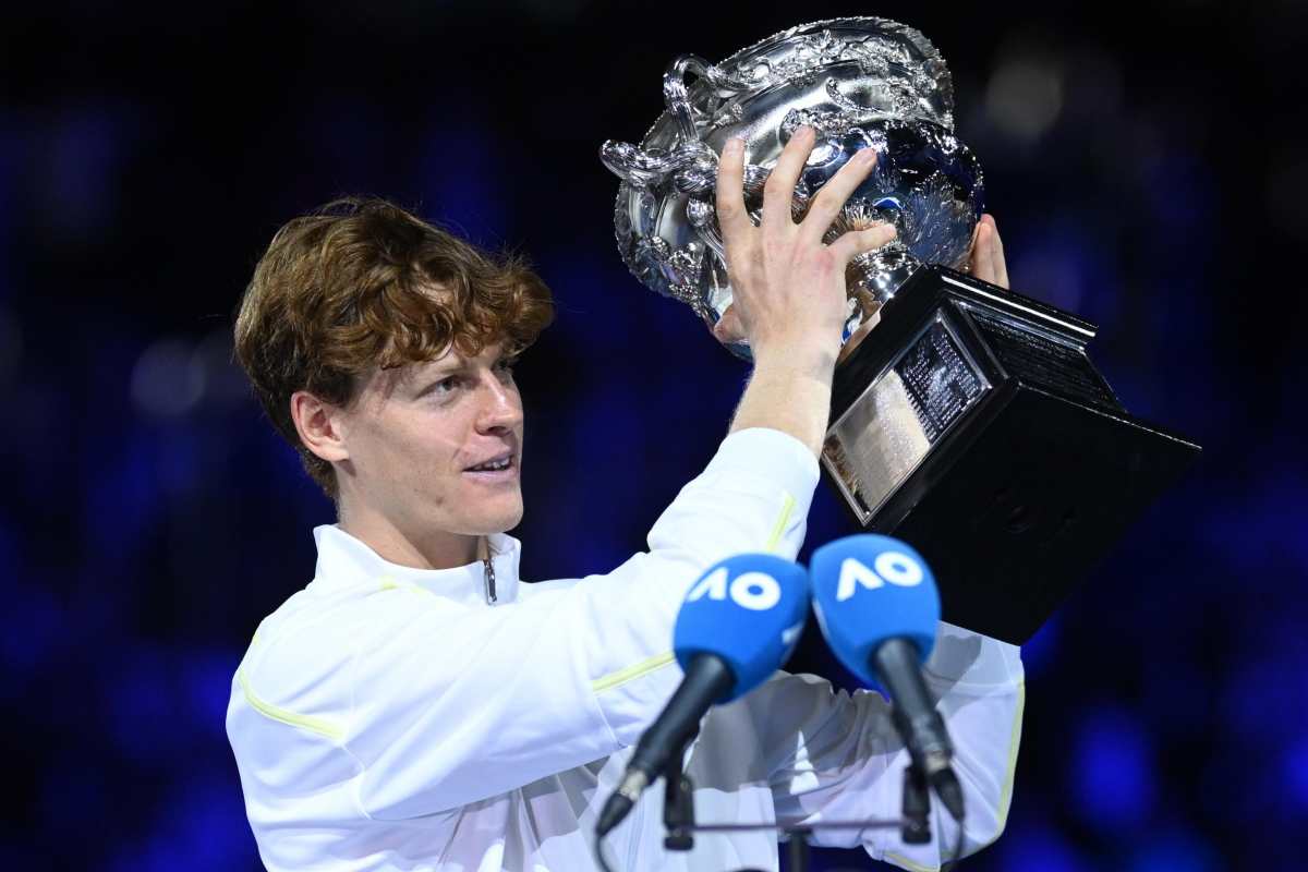 Sinner alza il trofeo