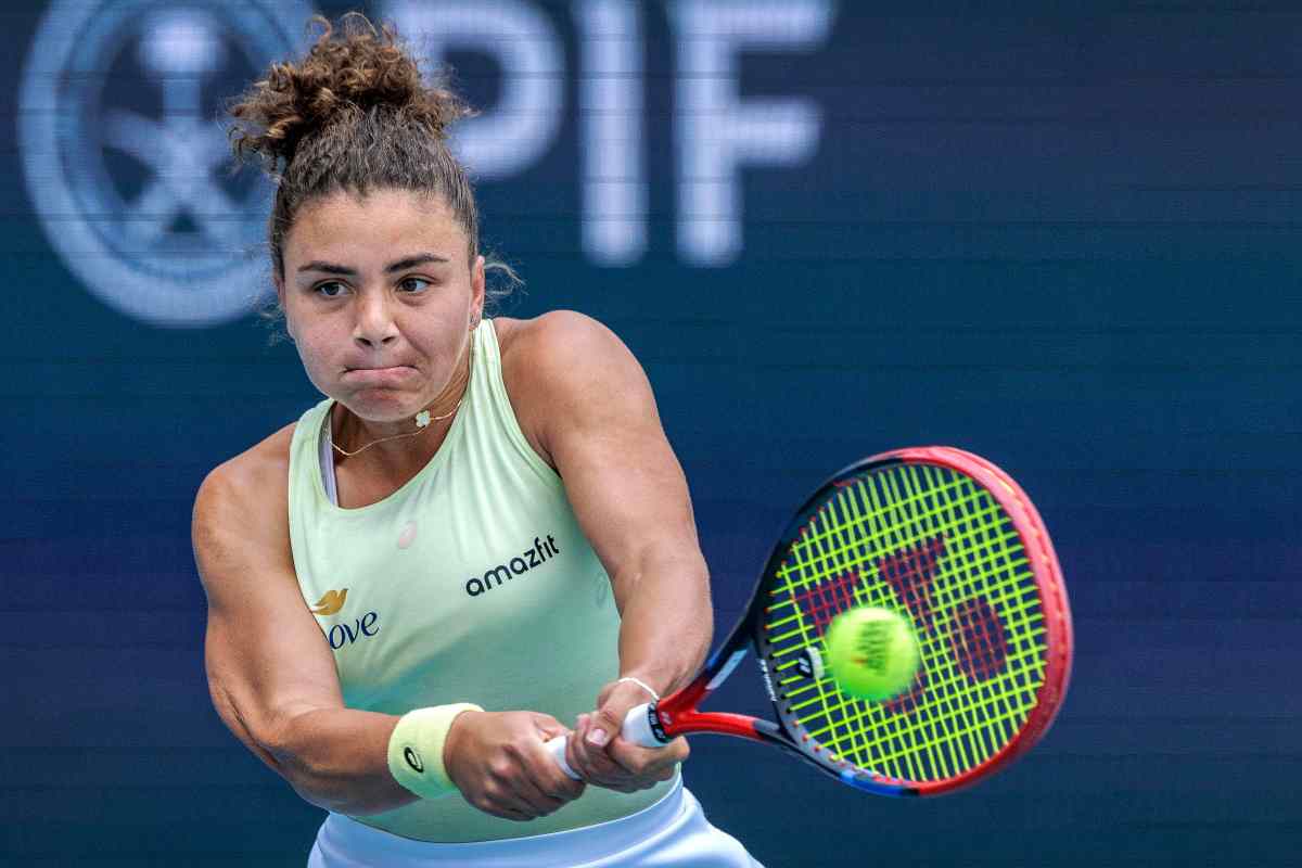 Jasmine Paolini in azione con il rovescio a Miami
