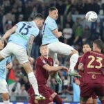 Stacco di testa di Alessio Romagnoli in mezzo a giocatori laziali e romanisti