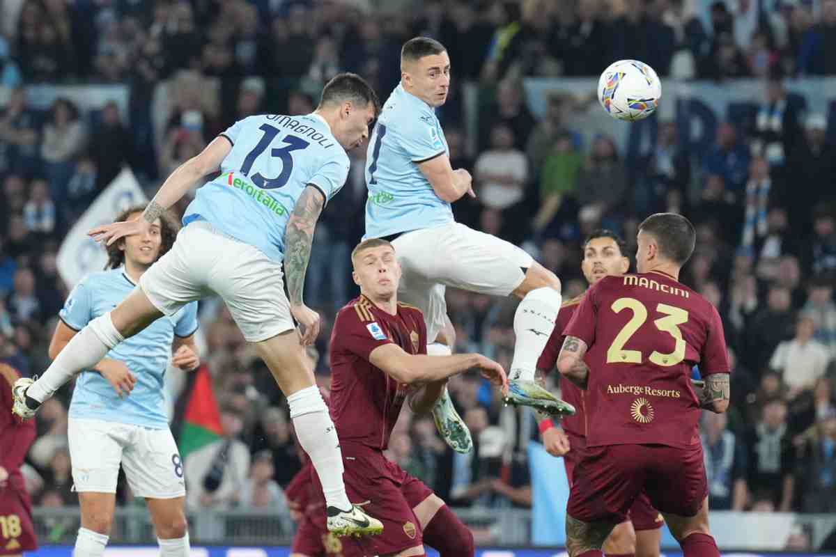 Stacco di testa di Alessio Romagnoli in mezzo a giocatori laziali e romanisti