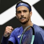 Lorenzo Musetti esulta mostrando il pugno