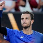 Lorenzo Musetti saluta il pubblico a Melbourne