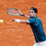 Lorenzo Musetti si prepara a colpire sul dritto sulla terra rossa di Montecarlo