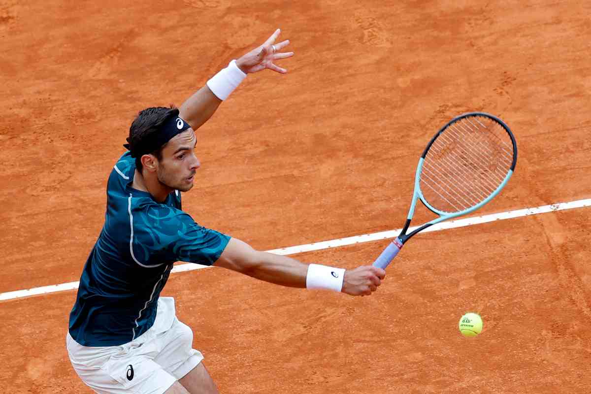 Lorenzo Musetti in azione con il rovescio a Montecarlo