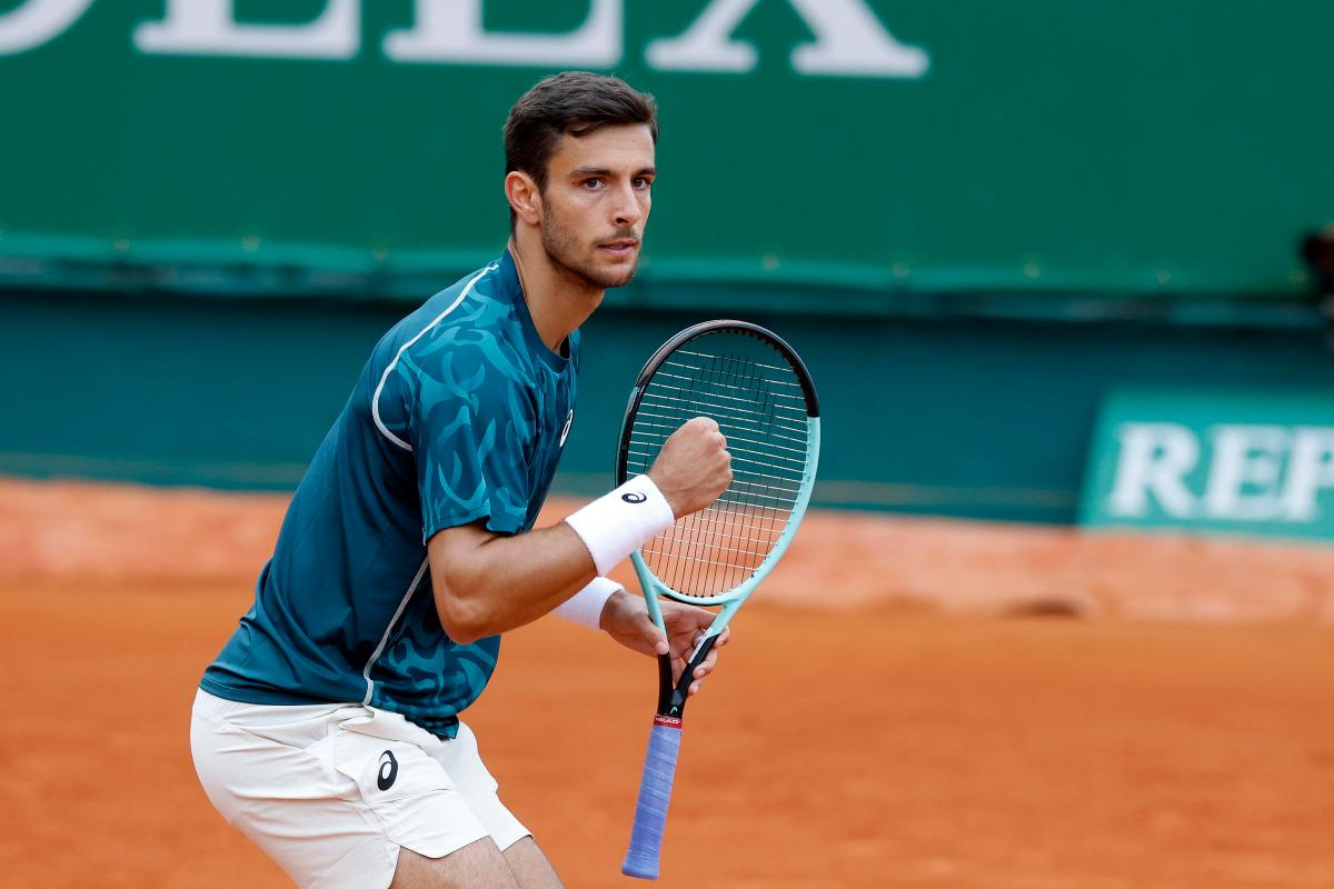 Lorenzo Musetti esulta dopo aver vinto un punto a Montecarlo