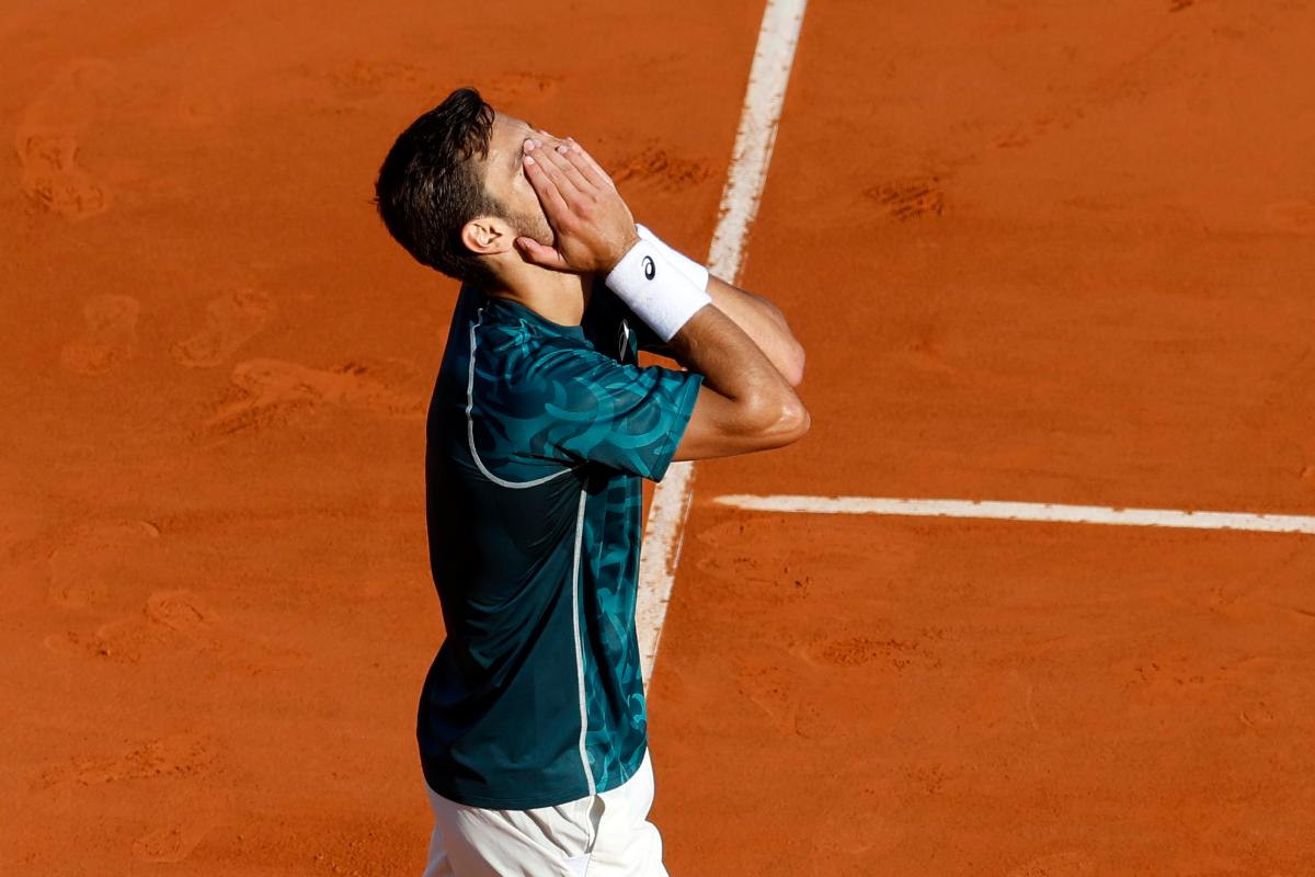 Lorenzo Musetti si porta le mani al volto dopo la vittoria