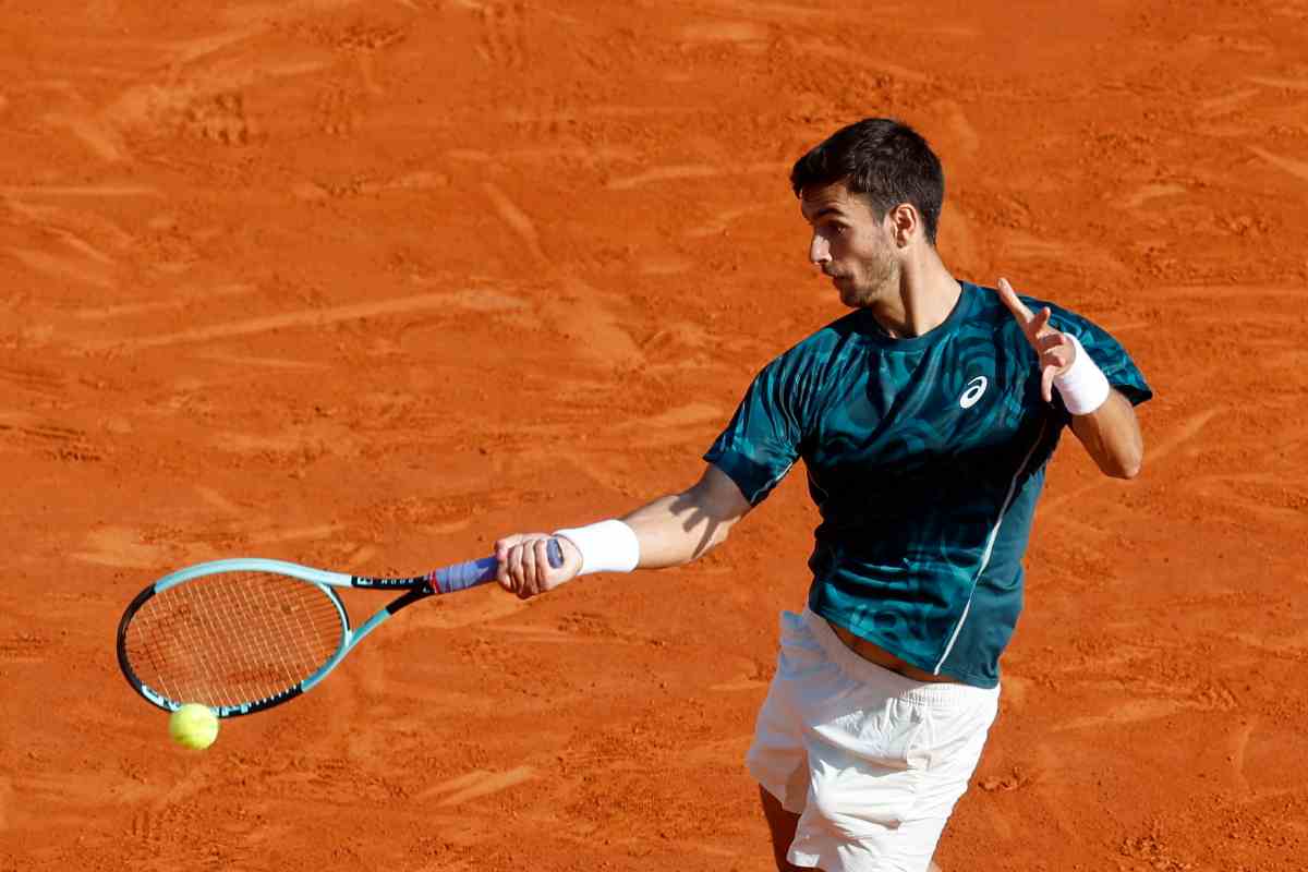 Lorenzo Musetti in azione col dritto a Montecarlo