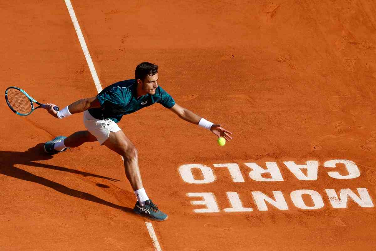 Lorenzo Musetti in azione sulla terra rossa di Montecarlo