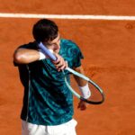 Lorenzo Musetti si asciuga il sudore in campo a Montecarlo