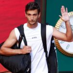 Lorenzo Musetti saluta il pubblico di Madrid alzando la mano