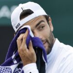 Matteo Berrettini affaticato durante un match